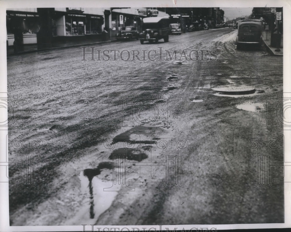 1944 Press Photo Duluth, Minn Superior St filled with potholes to be repaired