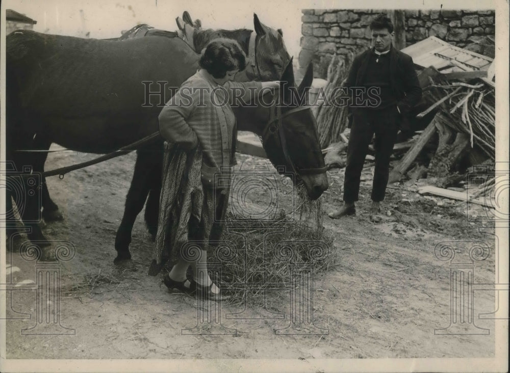 1927 Press Photo Gregorie Bertoni, Hattonchatel, France with wife &amp; mules- Historic Images