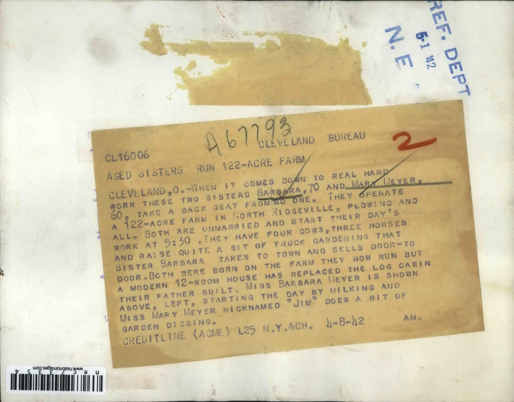 1942 Press Photo BArbara & Mary Meyer on their Cleveland, Ohio farm