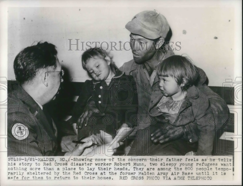 1950 Press Photo Red Cross worker Robert Munn with flood refugees, Malden MO