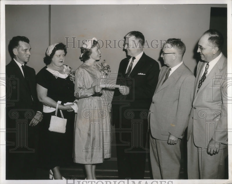 Load image into Gallery viewer, 1955 Press Photo Mrs. Joseph P. Meyers Jr. wins Cook with Ketchup recipe contest
