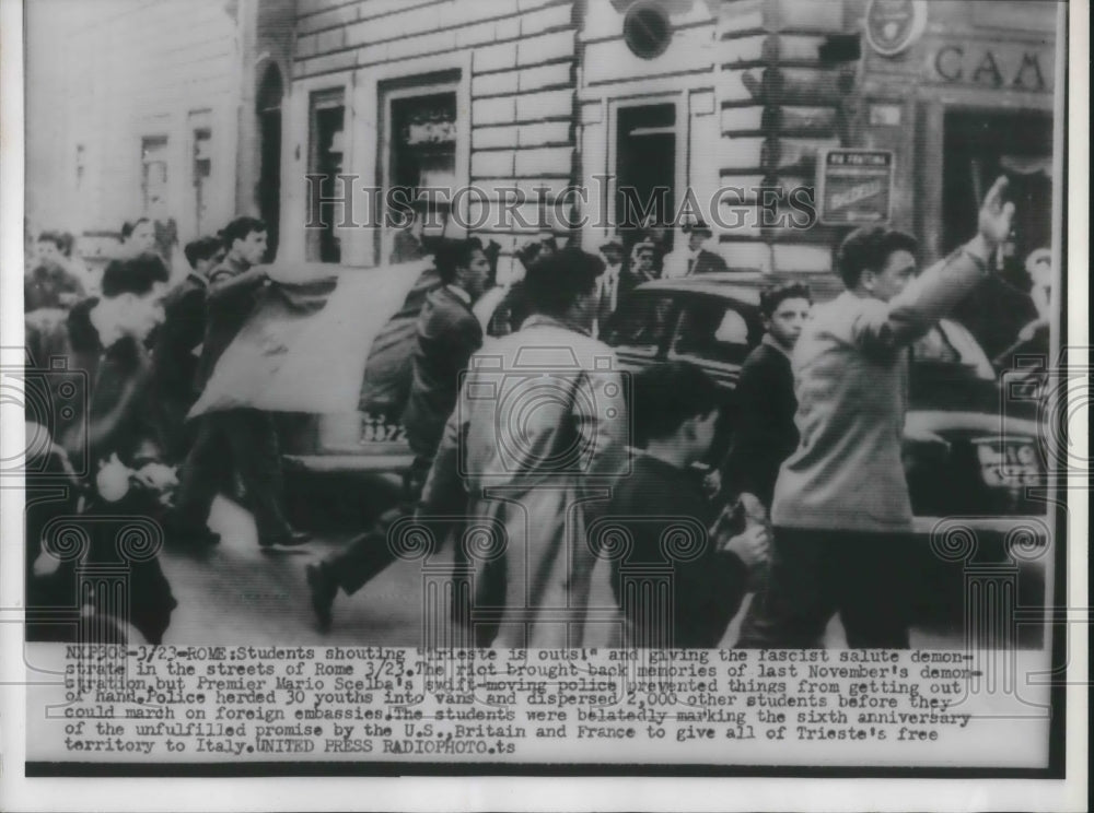 1954 Press Photo Rome, students giving faccist salute at demonstration