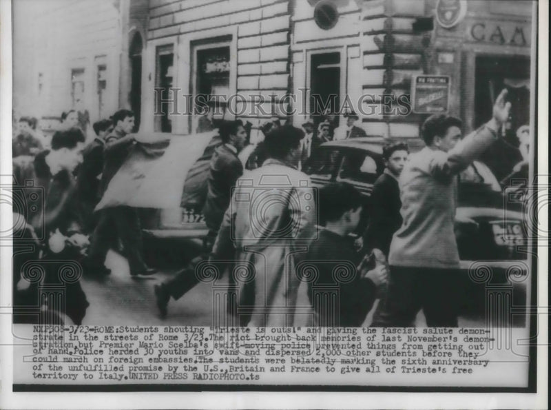 Load image into Gallery viewer, 1954 Press Photo Rome, students giving faccist salute at demonstration
