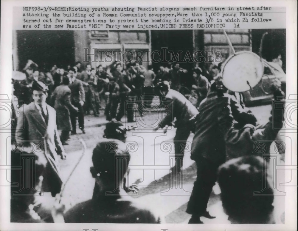 1953 Press Photo Rome, Italy rioting youths vs communists papers