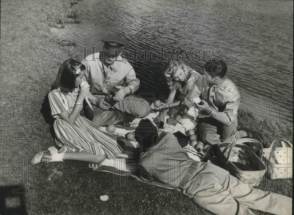 1944 Press Photo Lake Louise, NY picnickers having lunch