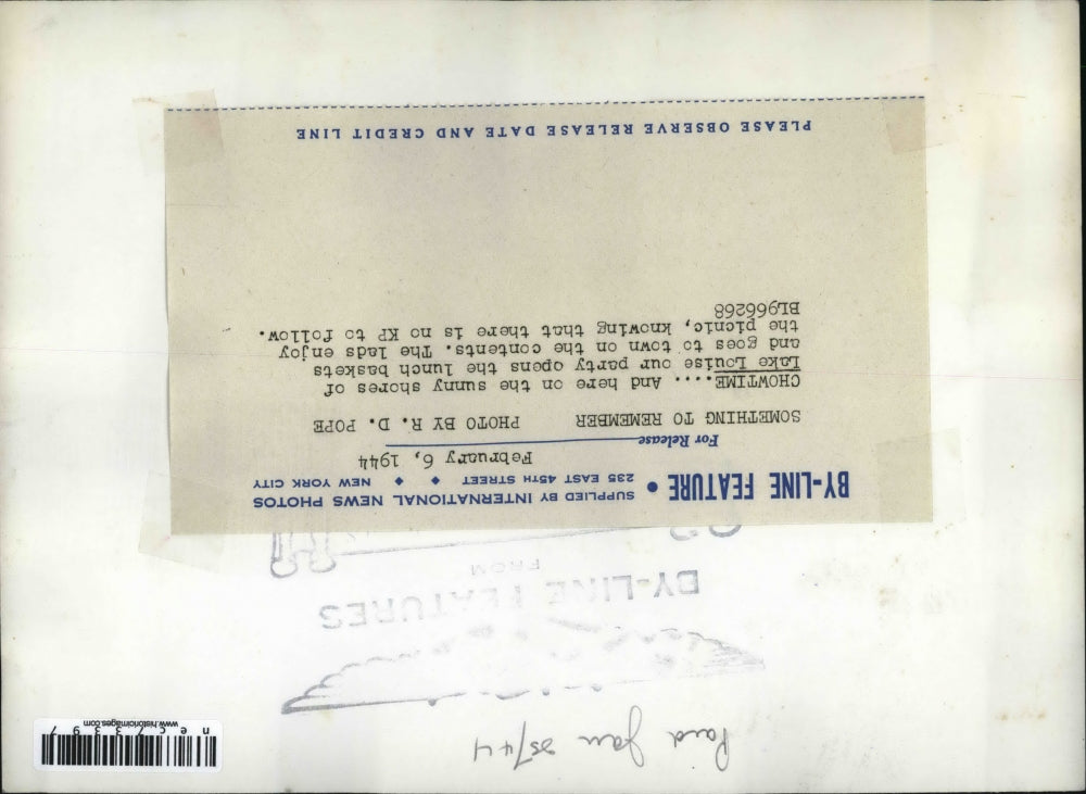 1944 Press Photo Lake Louise, NY picnickers having lunch