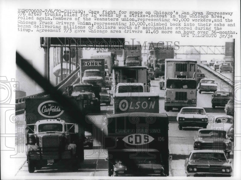 Load image into Gallery viewer, 1970 Press Photo Crowded Dan Ryan Expressway in Chicago After Strike - nec73445
