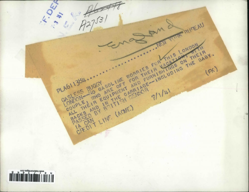 1941 Press Photo London Couple on Vacation with Buggy and Backpacks