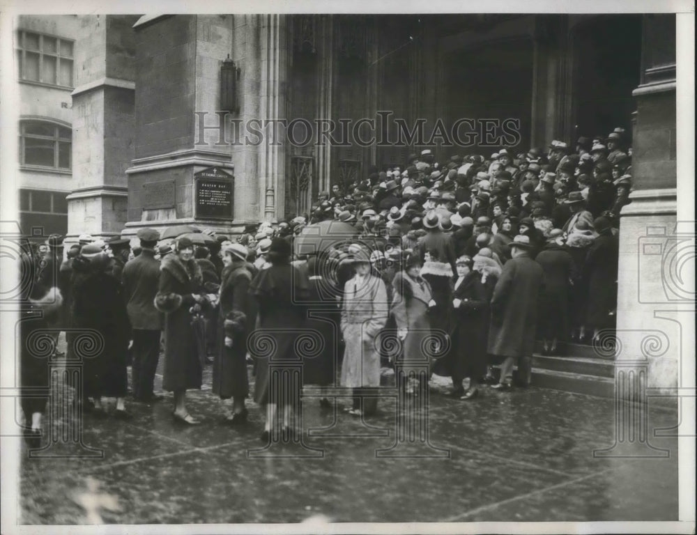 1933 Press Photo Crowd at Doors of St. Thomas Church in New York on Easter