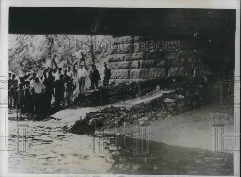 Load image into Gallery viewer, 1934 Press Photo Indianapolis, Ind scene where boys body found tortured
