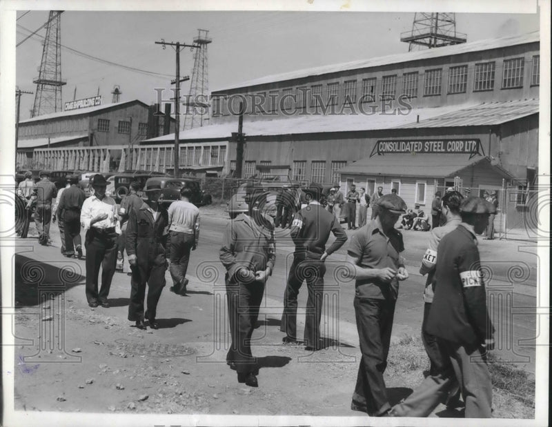 Load image into Gallery viewer, 1940 Press Photo Long Beach, Calif Consolidate Steel Co strikers
