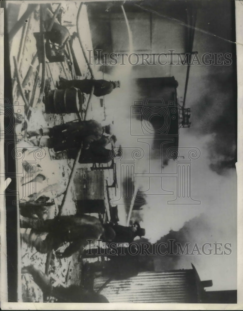 1930 Press Photo Oil explosion & fire at Beacon Oil co. in Everett, Mass