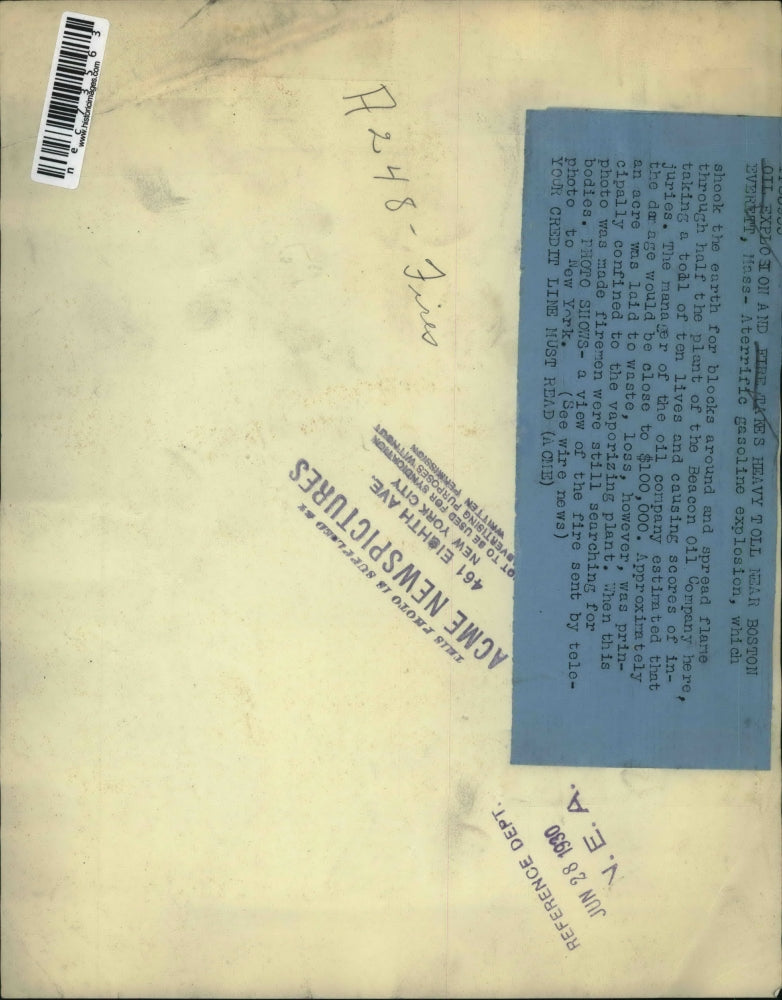 1930 Press Photo Oil explosion & fire at Beacon Oil co. in Everett, Mass