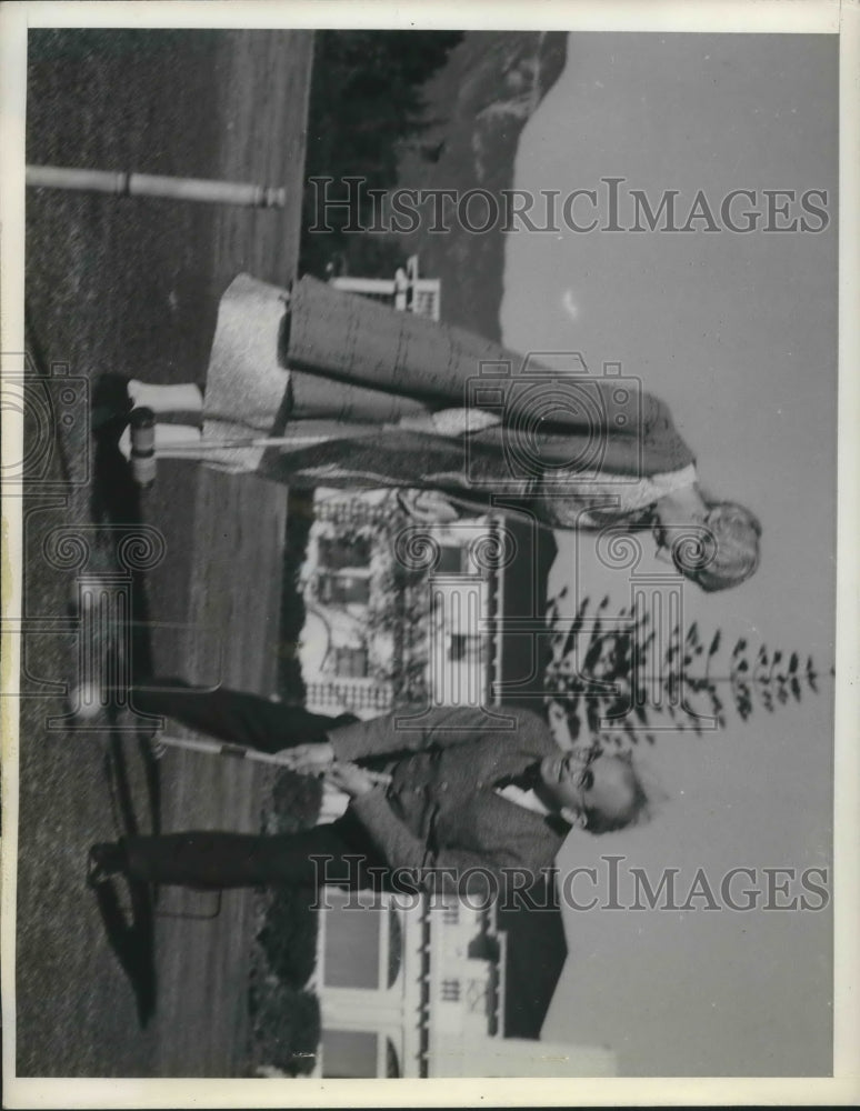 Load image into Gallery viewer, 1939 Press Photo Santa Barbara, Cal.Labor leader Tom Mooney, Mrs G Hammond golfi
