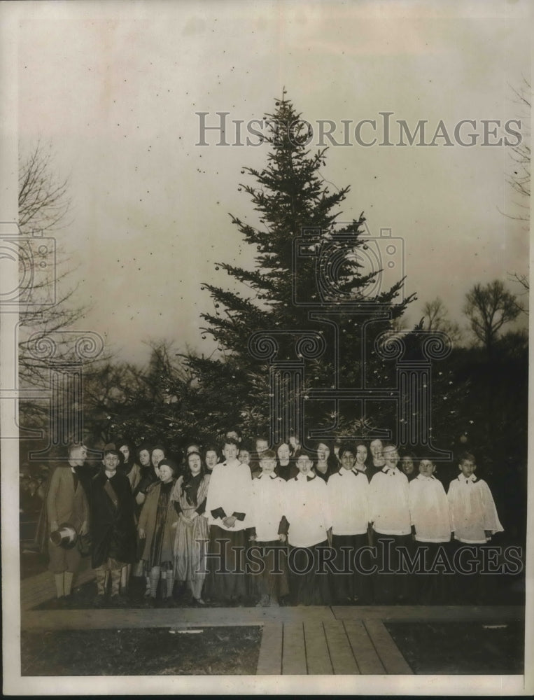 1934 Press Photo Gordon Jr HS carol singers in Lafayette Park in DC