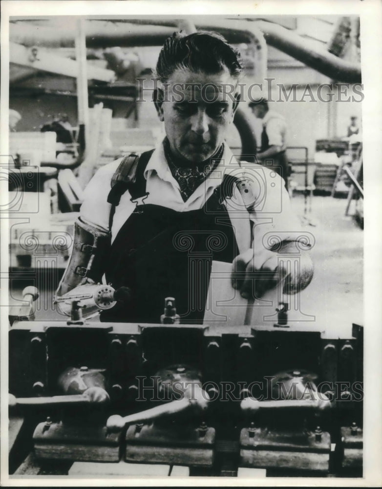 1968 Press Photo London, England man operates a woodworking machine- Historic Images