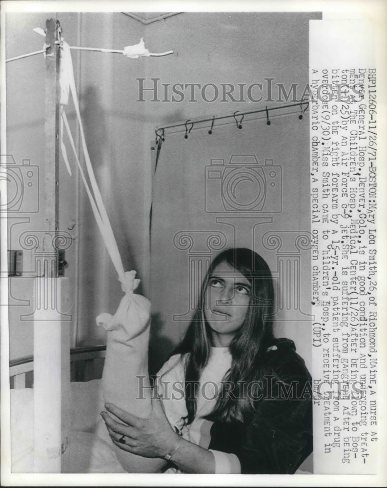 Load image into Gallery viewer, 1971 Press Photo Boston Mary Lou Smith nurse treated at Childrems Hospital
