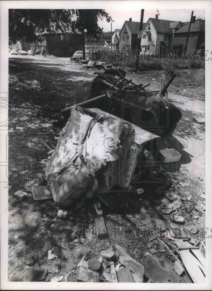 Load image into Gallery viewer, 1970 Press Photo Litter in roads at East 71 st street in Cleveland
