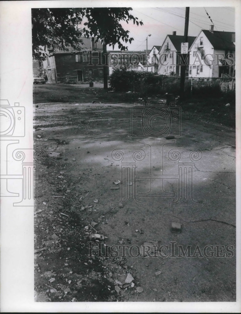 1970 Press Photo East 71st Palce & Chester rds in Cleveland - nec73640