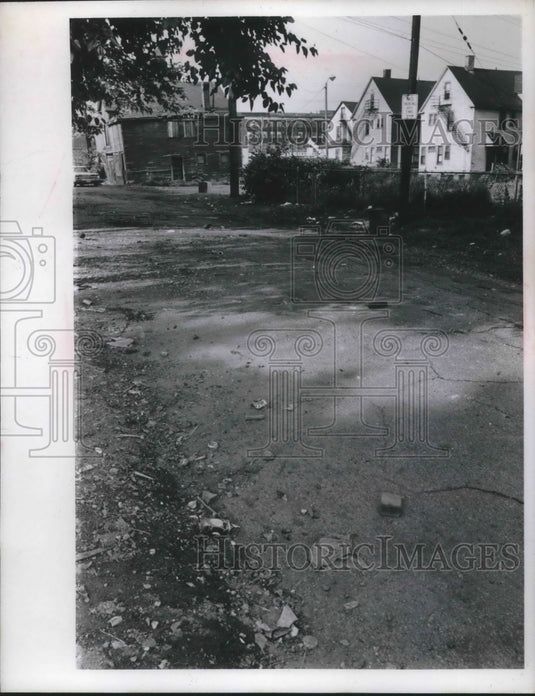 1970 Press Photo East 71st Palce & Chester rds in Cleveland - nec73640