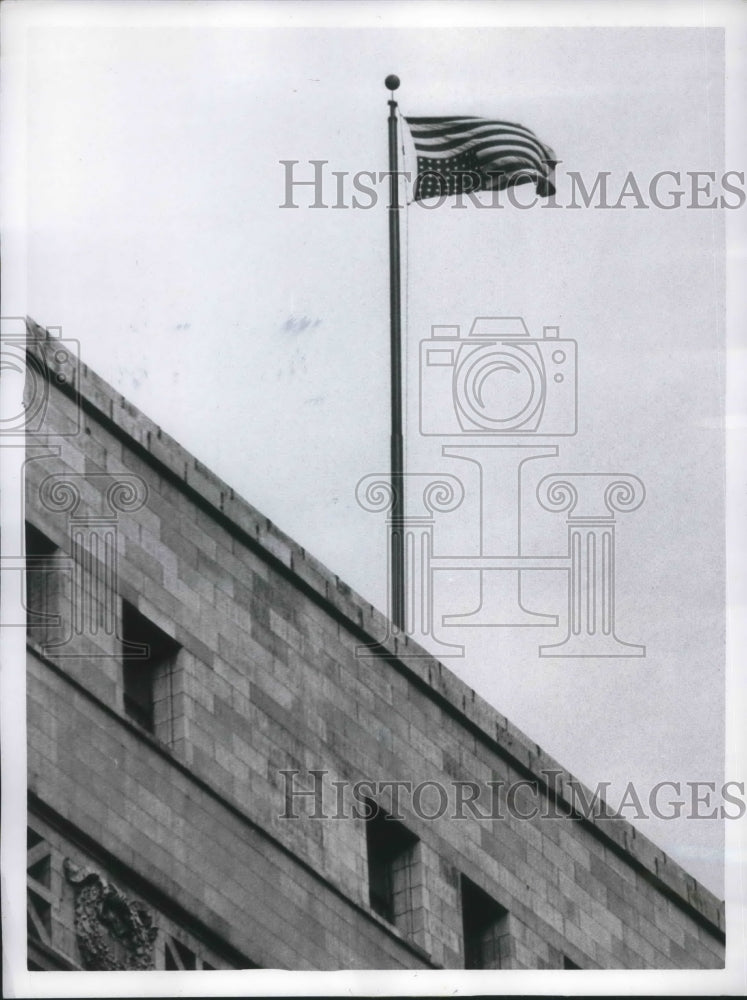 Load image into Gallery viewer, 1961 Press Photo Chicago, City Hall flag on Lincoln birthday - nec73649
