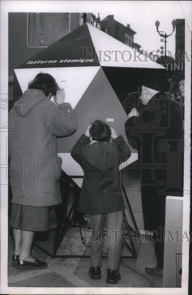 1954 Press Photo Brussels, Belgium Atomic energy exhibit by US & Belgium