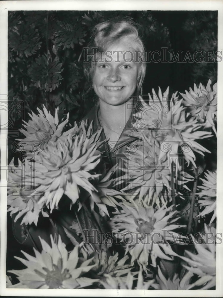 1958 Press Photo Paris, France Luxembourg Gardens girl & dahlia blooms