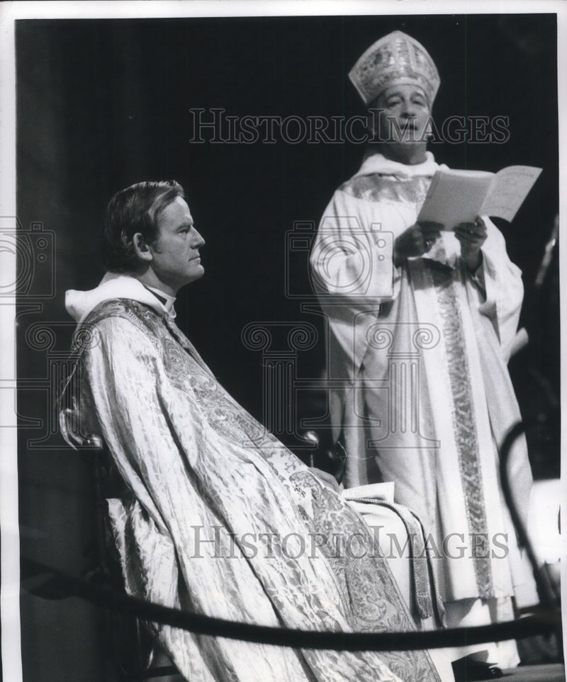Load image into Gallery viewer, 1970 Press Photo NYC, Rt Rev Paul Moore Jr &amp; Rt Rev Horace Donegan - nec73697
