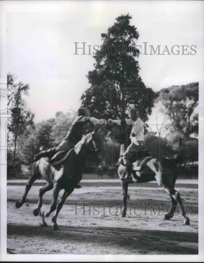 1953 Press Photo Rome, Italy Carrabinieri in mounted duel at Borghese Gardens
