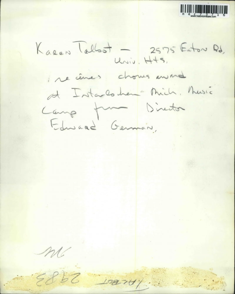 Press Photo Karen Talbot gets chows award in music from Ed German