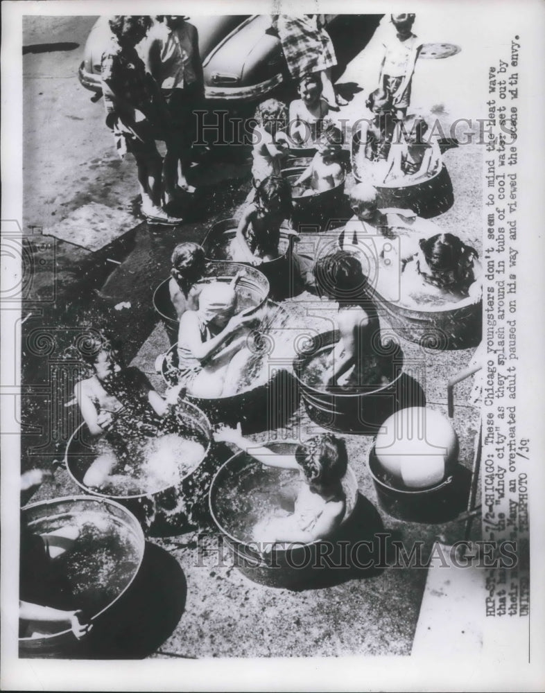 Load image into Gallery viewer, 1960 Press Photo Chicago youngsters paly in pools in heat wave
