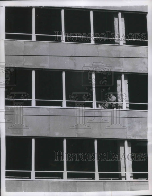 1955 Press Photo Philadelphia, Pa construction workman at new Penn Center Bldg
