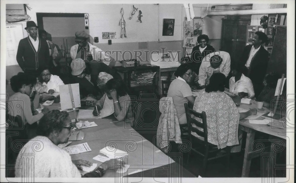 1975 Press Photo citizens voting at Ward 13, Moses Cleaveland School in OH