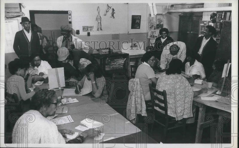 Load image into Gallery viewer, 1975 Press Photo citizens voting at Ward 13, Moses Cleaveland School in OH
