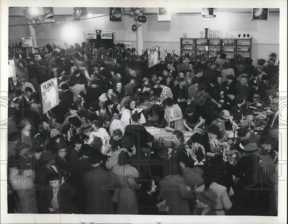 1939 Press Photo crowd looking for bargains at a White Elephant Sale