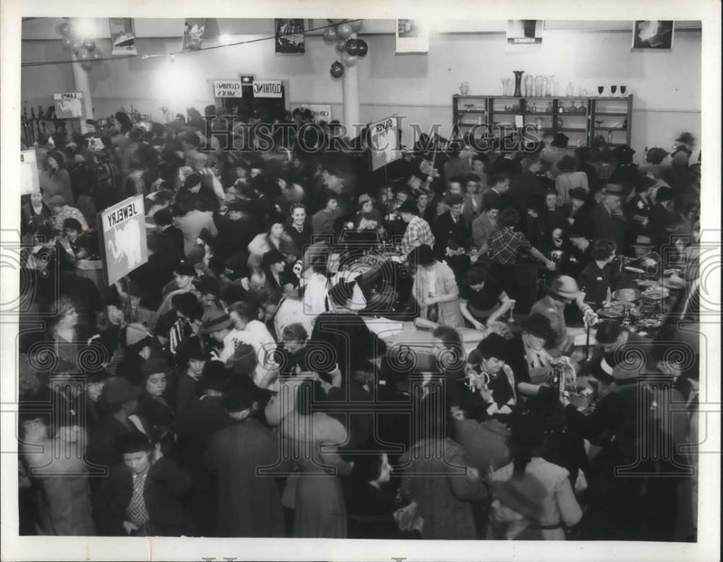 Load image into Gallery viewer, 1939 Press Photo crowd looking for bargains at a White Elephant Sale
