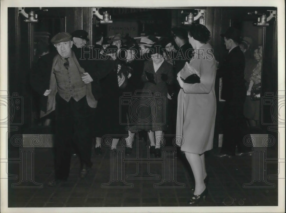 1940 Press Photo crowd entering store for a White Elephant Sale - nec73788