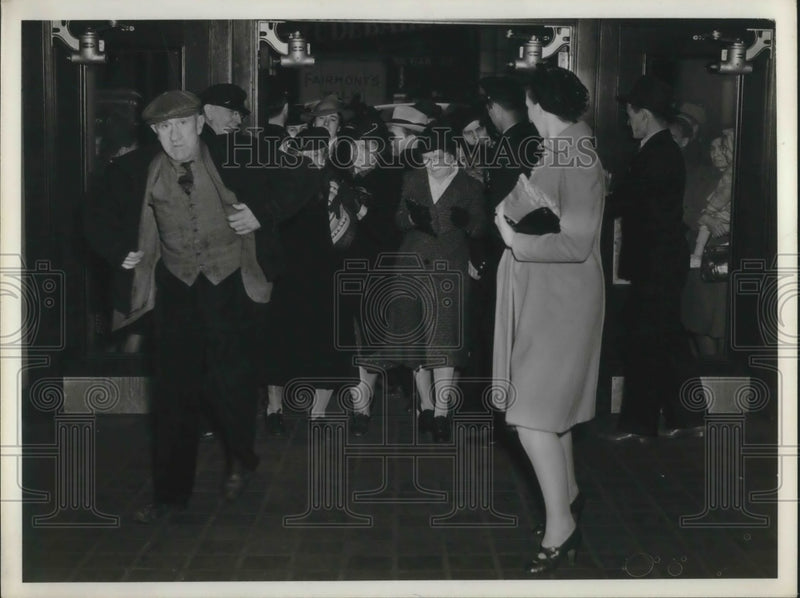 Load image into Gallery viewer, 1940 Press Photo crowd entering store for a White Elephant Sale - nec73788
