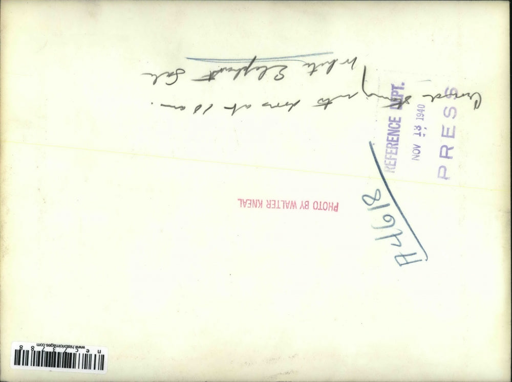 1940 Press Photo crowd entering store for a White Elephant Sale - nec73788