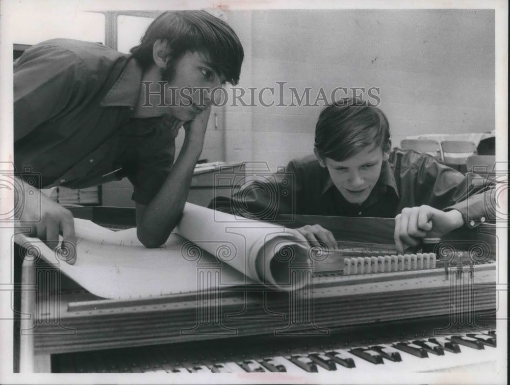 Press Photo music students Ron Rand, George Bertodatto of Brush High School