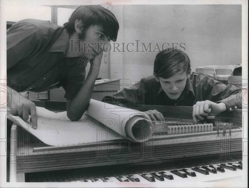 Load image into Gallery viewer, Press Photo music students Ron Rand, George Bertodatto of Brush High School
