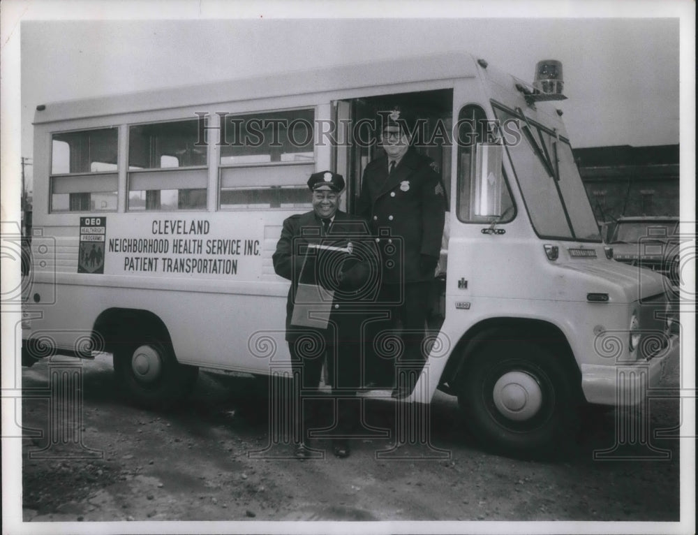 1968 Press Photo John Grisham, Bernard Scheter of Cleveland Health Dept.- Historic Images