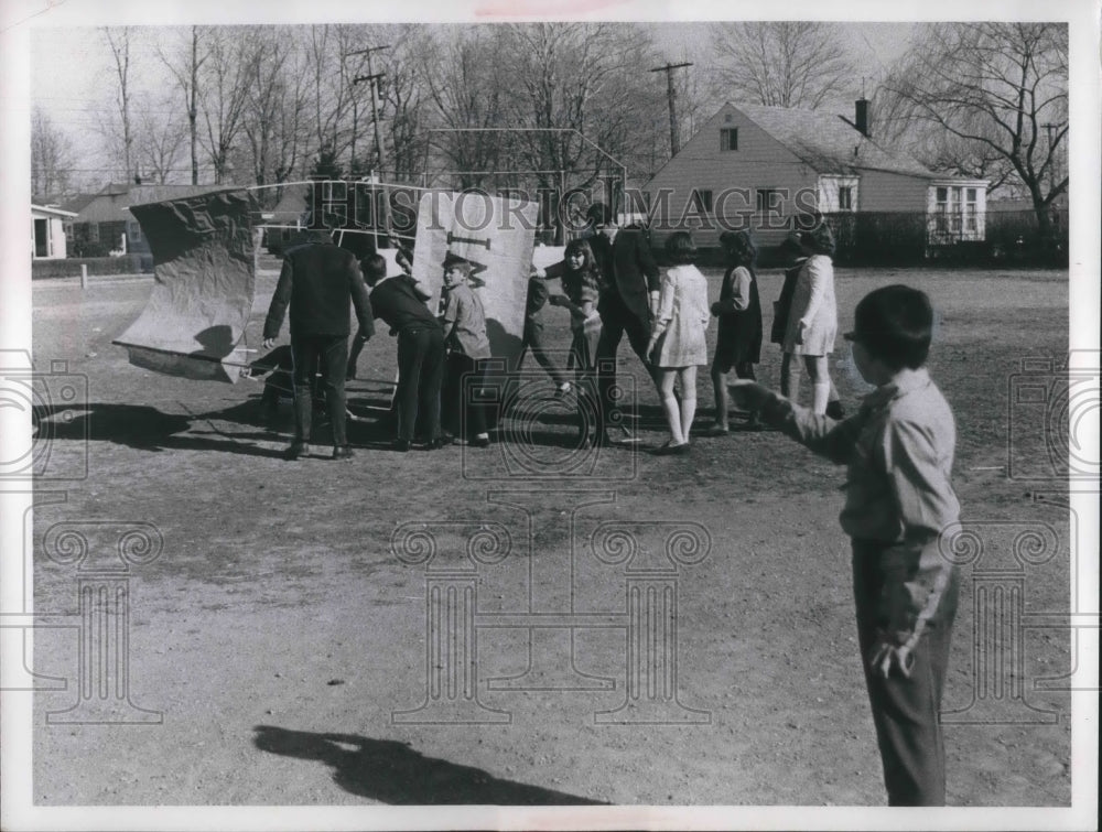 Press Photo Roosevelt school , Willowick kite crashes to ground
