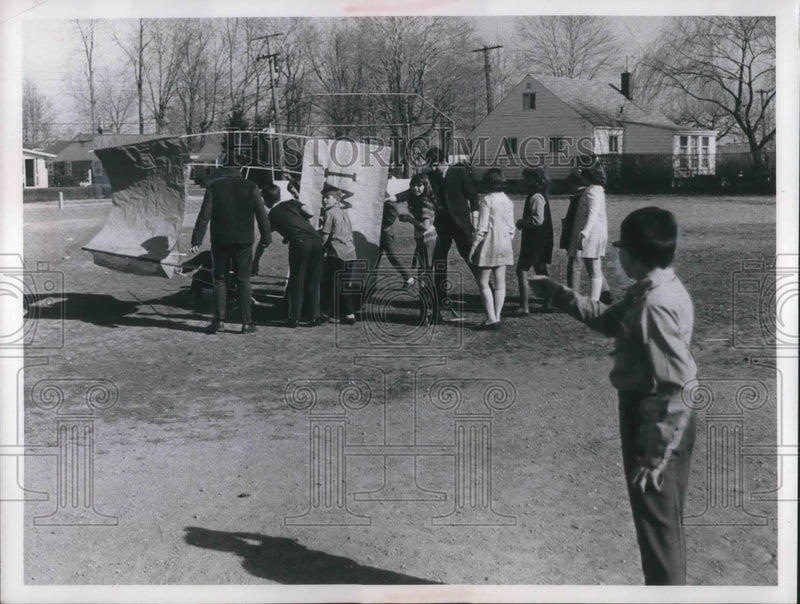 Load image into Gallery viewer, Press Photo Roosevelt school , Willowick kite crashes to ground
