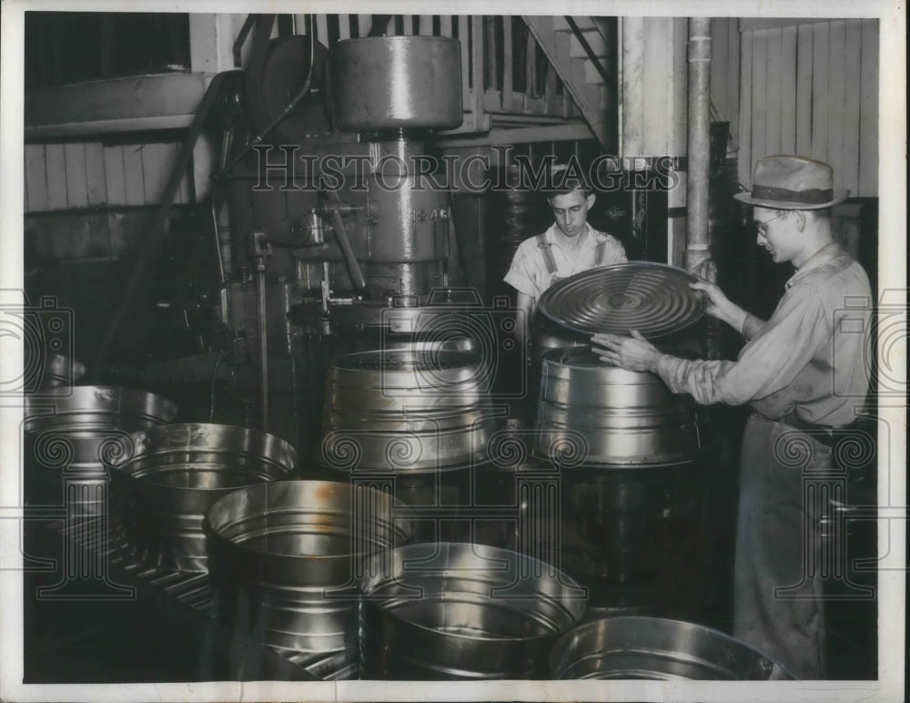 1944 Press Photo WPB officials as American Can Company plant in Atlanta