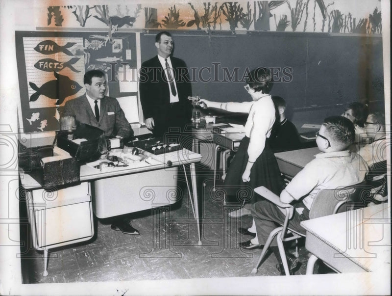 Load image into Gallery viewer, 1954 Press Photo V Homzak, Det C Bennett, teacher C Karse in Parma, Ohio
