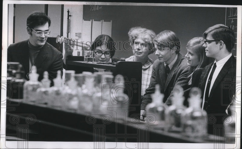 Load image into Gallery viewer, 1963 Press Photo Shaker Hts HS R Traub,V Robinson,Mrs K Knox,J Kline - nec73819

