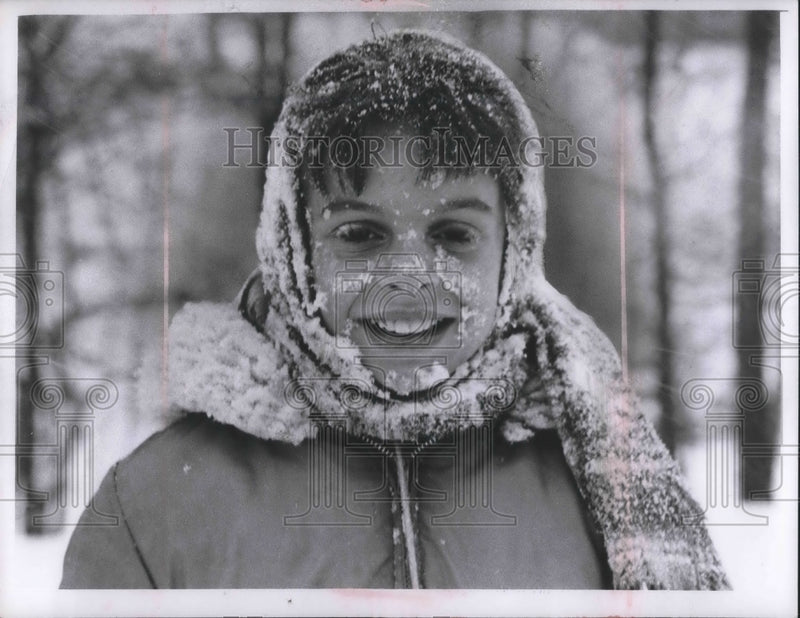Load image into Gallery viewer, 1965 Press Photo Sharon Spencer age 10 in the snow in Cleveland, Ohio
