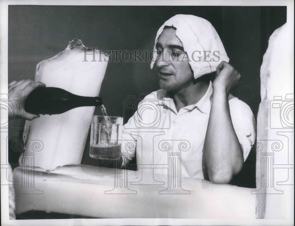 1956 Press Photo Rome, Italy man tries to cool off during heat wave