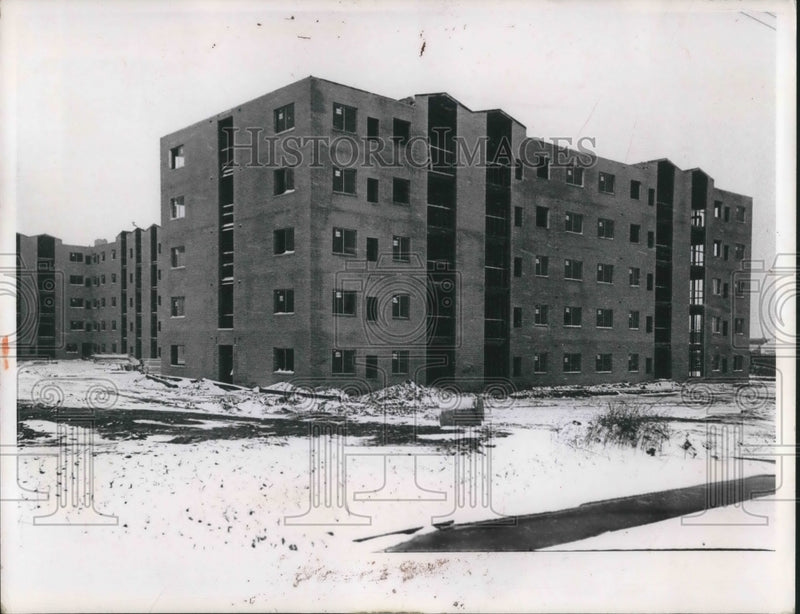 Load image into Gallery viewer, 1965 Press Photo New apt bldg. construction in Cleveland, Ohio
